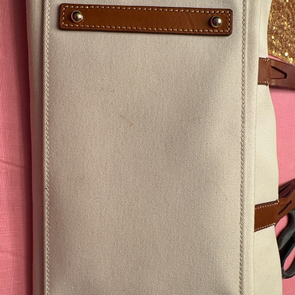 Versatile design,designed to be comfortable carried over the shoulder or hand. - Picture 4 of 4